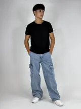Pantalón de jean celeste con lavado ácido, corte ancho (baggy) y múltiples bolsillos cargo.