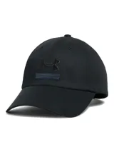 Gorra de béisbol de perfil bajo con visera precurvada y paneles frontales estructurados. Presenta el logo de la marca bordado en el frente y una etiqueta rectangular con el nombre de la marca debajo. Cuenta con cierre de correa ajustable en la parte posterior.