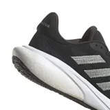 Championes de running Adidas Supernova 3, color negro con detalles plateados y suela blanca.
