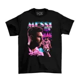 Remera negra de algodón con estampado gráfico estilo retro-futurista de Lionel Messi, con estética inspirada en Miami Vice y colores neón.