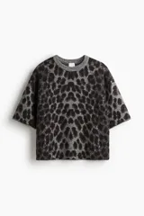 Buzo de punto jacquard con estampado de leopardo, corte holgado, cuello redondo acanalado, hombros caídos y mangas al codo.
