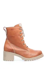 Borcego de cuero color marrón con cordones, caña media y taco cuadrado de goma con suela dentada.