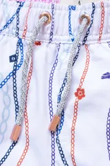 Short de baño blanco con estampado de cadenas y charms Polonio. Confeccionado en tejido de poliéster y elastano, liviano, flexible y de secado rápido. Presenta cintura elástica con cordón regulable, bolsillos laterales y bolsillo trasero con cierre.