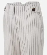 Pantalón recto de cintura alta, color beige con rayas verticales oscuras, bolsillos funcionales y detalle de aletas con botones en la cintura.