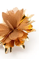 Aros tipo caravanas con diseño floral, combinando pétalos de metal dorado brillante con pétalos de tela de red negra en el centro.