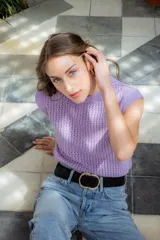 Chaleco tejido calado color crema, con cuello redondo y sisas amplias.