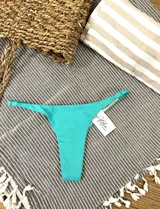Bikini colaless color turquesa con breteles regulables.