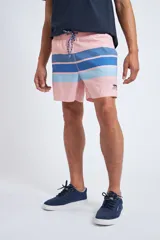 Short de baño con cintura elástica y cordón ajustable, confeccionado en tela ligera de secado rápido. Presenta un estampado botánico integral en tonos amarillos, blancos y azules, con dos bolsillos delanteros y uno posterior.