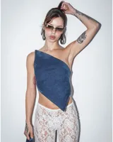 Top asimétrico de denim azul con un solo tirante.