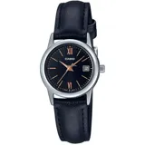 Reloj Casio para mujer con correa de cuero sintético negro y caja de acero inoxidable plateada. Presenta una esfera negra de 25 mm con índices y manecillas en tono oro rosa, números romanos en las posiciones de las 12 y las 6, y ventana de fecha a las 3.