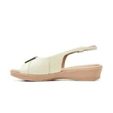 Sandalia casual de cuero color beige y blanco, con taco bajo corrido, tira ajustable en el talón con hebilla dorada y detalle de hebilla decorativa en el empeine.