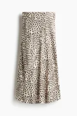 Pollera midi de tiro alto con estampa animal print de leopardo, leve brillo y caída suave.