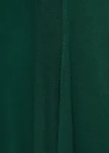 Cardigan largo de punto fino, color verde oscuro, con diseño recto, cuello en pico y manga larga sin cierre.