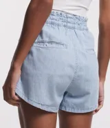 Short de jean celeste, modelo runner, con cintura elástica, cordón para ajuste, bolsillos y rayado en hilo teñido.
