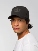 Gorro tipo gorra con visera curva de color negro, con el logo de CAT impreso en relieve en la parte delantera.