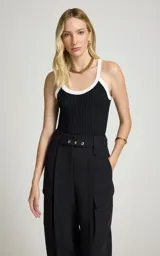 Musculosa Le Lis Blanc de punto color negro, con corte recto, escote redondo amplio con ribete en contraste color blanco, tirantes medianos y silueta ajustada.
