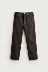 Jeans straight fit de corte recto y tiro medio, confeccionados en denim de algodón con efecto lavado en color marrón oscuro, con diseño clásico de cinco bolsillos y cierre frontal con botonadura.