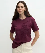 Remera de algodón color bordó con cuello redondo, mangas cortas y diseño de bordado floral en relieve en la parte delantera.