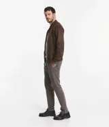 Chaqueta bomber azul marino lisa, con cierre frontal, cuello redondo y bolsillos laterales.