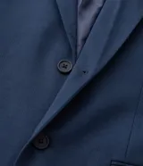 Saco de traje masculino de corte slim, confeccionado en poliviscosa con textura acanalada leve. Presenta cuello con solapa, cierre frontal con botones, mangas largas y bolsillos laterales. Incorpora tecnología performance para mayor respirabilidad y secado rápido.