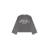 Sweater de punto gris de Eme Studios, con diseño de tejido acanalado, cuello redondo y mangas largas. Cuenta con texto bordado en la parte frontal con la inscripción "EMESTUDIOS ALWAYS GRATEFUL N°5135".
