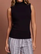 Musculosa negra de modal con cuello alto y corte ajustado.
