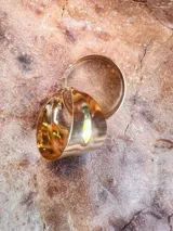 Aros metálicos grandes con forma ondulada, color plateado.