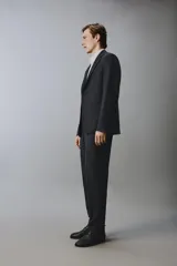 Blazer de corte regular confeccionada en lana de origen italiano, con diseño a cuadros sutiles. Presenta cuello con solapas de muesca, cierre frontal de un botón, bolsillos laterales con solapa y bolsillo en el pecho. Cuenta con aberturas en la espalda y forro interior.