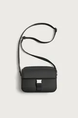 Bandolera de acabado engomado negro con compartimento principal con cierre, bolsillo interior con cierre y bolsillo frontal con solapa y hebilla metálica de liberación rápida. Cuenta con asa de hombro ajustable y extraíble.