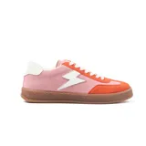 Zapatillas urbanas de simil cuero color rosa y naranja, con cordones blancos, suela marrón y detalle de rayo blanco en el lateral.
