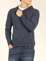 Sweater deportivo con capucha y cordones ajustables, bolsillo canguro frontal. Color verde oliva jaspeado.