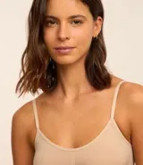Kit de dos soutienes sin copa y sin aro, confeccionados en tejido seamless de poliamida. Presentan breteles finos ajustables y diseño básico para mayor comodidad.