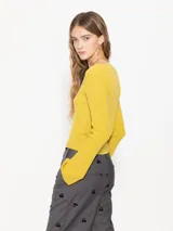 Top negro al cuerpo, de mangas largas y escote cuadrado.