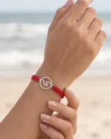 Pulsera de hilo rojo en macramé con dije central en forma de ola de plata 925 y terminaciones con esferas de plata.