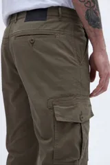Pantalón cargo color marrón con bolsillos laterales y bolsillo cargo con solapa y botones.