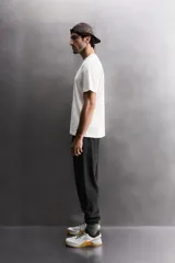 Camiseta de algodón con cuello redondo y manga corta, de corte regular. Presenta un pequeño logo con relieve en el bajo.