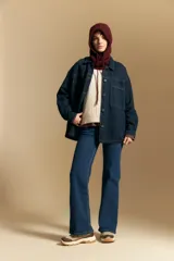 Chaleco tejido de punto en color azul marino, con diseño de textura sutil en relieve, escote redondo y terminaciones acanaladas en cuello, sisas y ruedo.