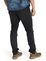 Jeans de corte slim fit en color negro, con diseño clásico de cinco bolsillos, cierre de cremallera y botón metálico.