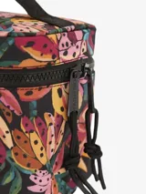 Neceser con estampado de flores de banano en tonos rosa, amarillo y verde sobre fondo negro. Tiene forma rectangular con cierre superior y asa de mano.