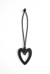 Llavero de cuero sintético negro con dije en forma de corazón y tira con cordón para colgar.