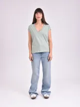 Remera negra de manga corta con escote en V, corte clásico y holgado.