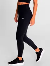 Calza deportiva de tiro alto y largo hasta el tobillo, en color negro. Diseño liso sin bolsillos, confeccionada en tejido técnico de alta calidad.