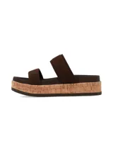 Sandalias de plataforma estilo flatform con dos tiras anchas en el empeine, confeccionadas en material marrón. La tira superior cuenta con una hebilla metálica grande en tono dorado y ojales decorativos. La plataforma posee una textura símil corcho.