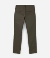 Pantalón masculino de corte skinny confeccionado en sarga de algodón con elastano. Presenta cierre frontal con botón y cremallera, cintura con trabillas y bolsillos laterales y traseros.