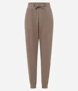 Pantalón tipo jogger de mujer, confeccionado en tejido modal con mezcla de poliéster y elastano. Presenta cintura elástica con lazo de ajuste, bolsillos laterales y puños elásticos en el ruedo.