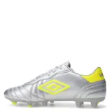 Championes de fútbol Umbro modelo Touch FG, color blanco total. Presentan un diseño clásico con costuras reforzadas en la puntera para mayor control del balón, el logo de la marca en relieve en el lateral y suela con tacos diseñados para césped natural.