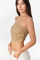 Top strapless de lino color beige, de corte corto, con diseño fruncido en los laterales y panel elástico en la espalda.