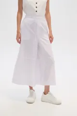 Pantalon de lino color negro, de corte ancho y tiro alto, con bolsillos laterales.