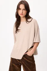 Remera básica de algodón color negro, con cuello redondo y detalle de bordado en el hombro.