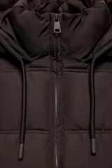 Anorak acolchado de corte corto, resistente al agua y al viento. Cuenta con cuello subido, capucha ajustable con cordones, cierre frontal con cremallera y bolsillos laterales con forro polar. El bajo es ajustable mediante cordones elásticos.
